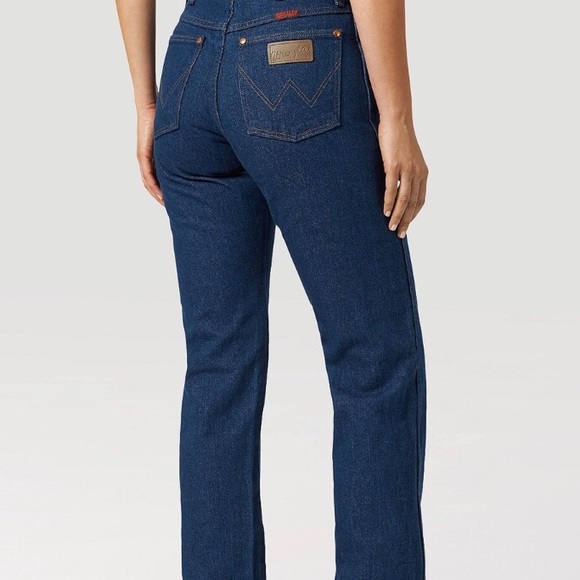 Woman’s Wrangler Jeans - Picture 9 of 9